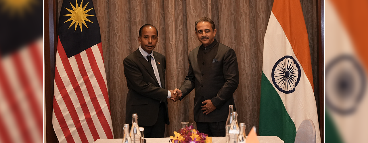  H.E. Shri Kirti Vardhan Singh, Hon'ble Minister of State for External Affairs and Minister of Environment, Forest and Climate Change meeting with H.E. M. Kulasegaran Deputy Minister in the Prime Minister's Department (Law and Institutional Reforms), Malaysia